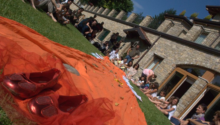 Campo Solare Estivo a Bergamo -  sentiero di mattoni gialli che insieme abbiamo percorso